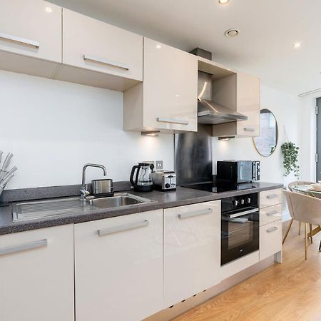 Exclusive Apartment - City Centre - Free Parking -Wifi Netflix- Juliet Balcony Лийдс Екстериор снимка