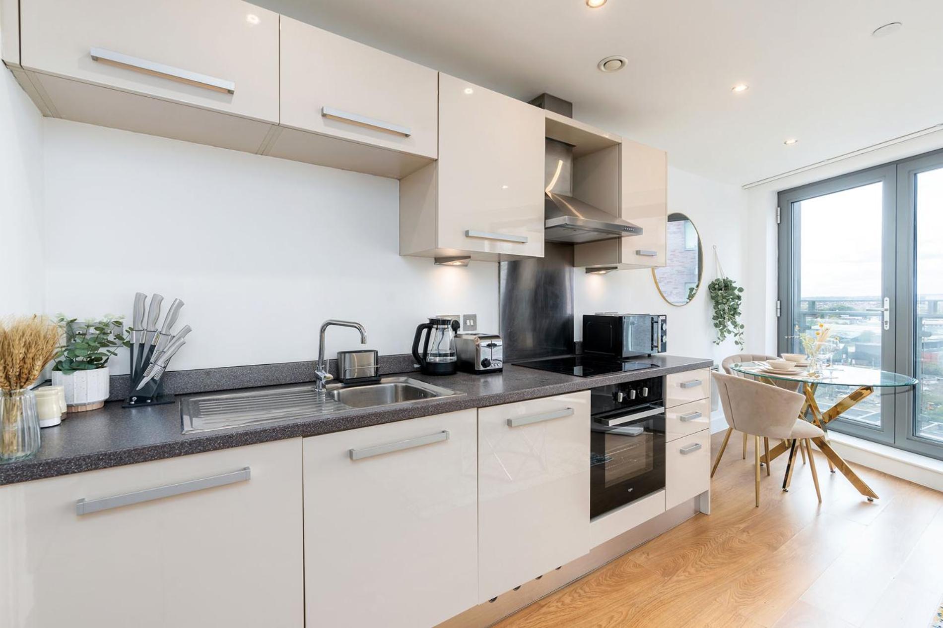 Exclusive Apartment - City Centre - Free Parking -Wifi Netflix- Juliet Balcony Лийдс Екстериор снимка