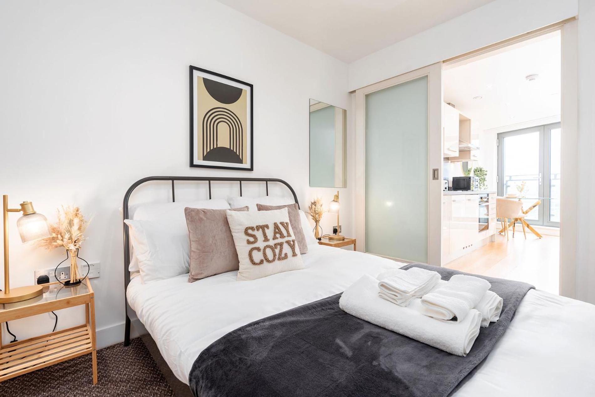 Exclusive Apartment - City Centre - Free Parking -Wifi Netflix- Juliet Balcony Лийдс Екстериор снимка