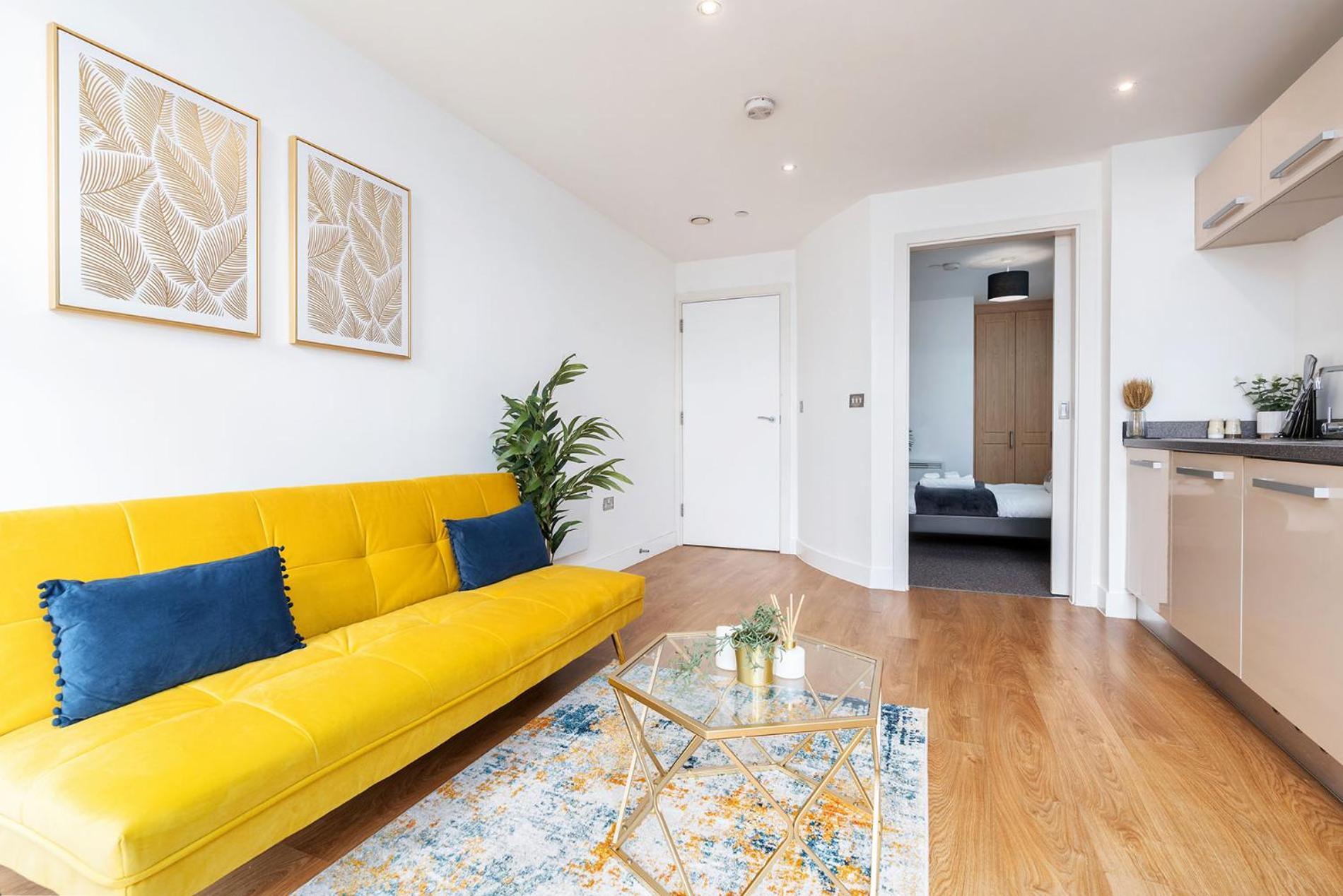 Exclusive Apartment - City Centre - Free Parking -Wifi Netflix- Juliet Balcony Лийдс Екстериор снимка